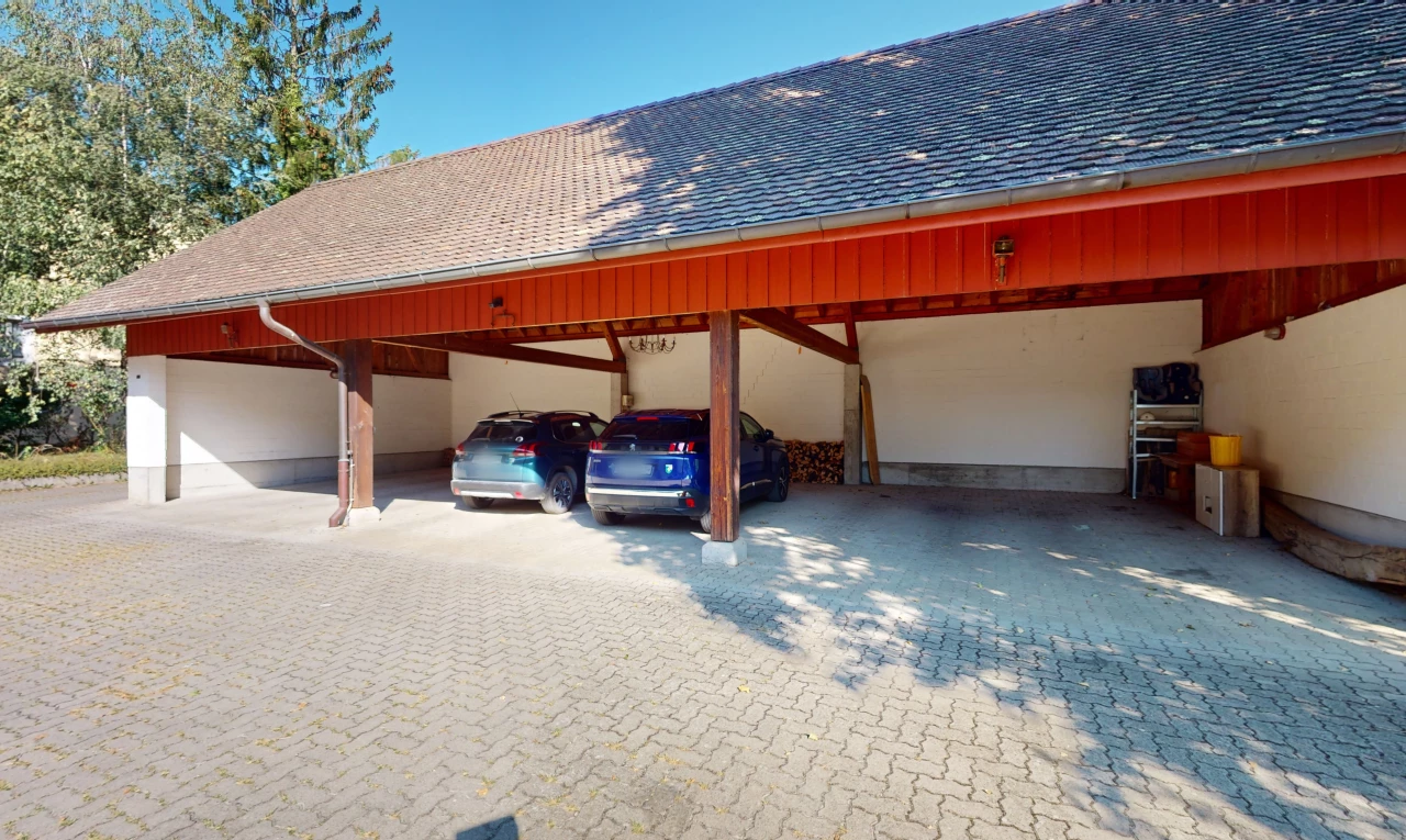 espace extérieur avec abri de voiture détaché