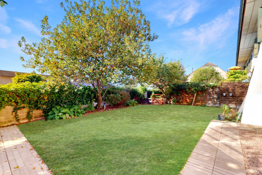 garten mit einem rasen und einer terrasse