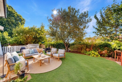 jardin avec clôture, from property, pelouse, terrasse, et espace de vie extérieur