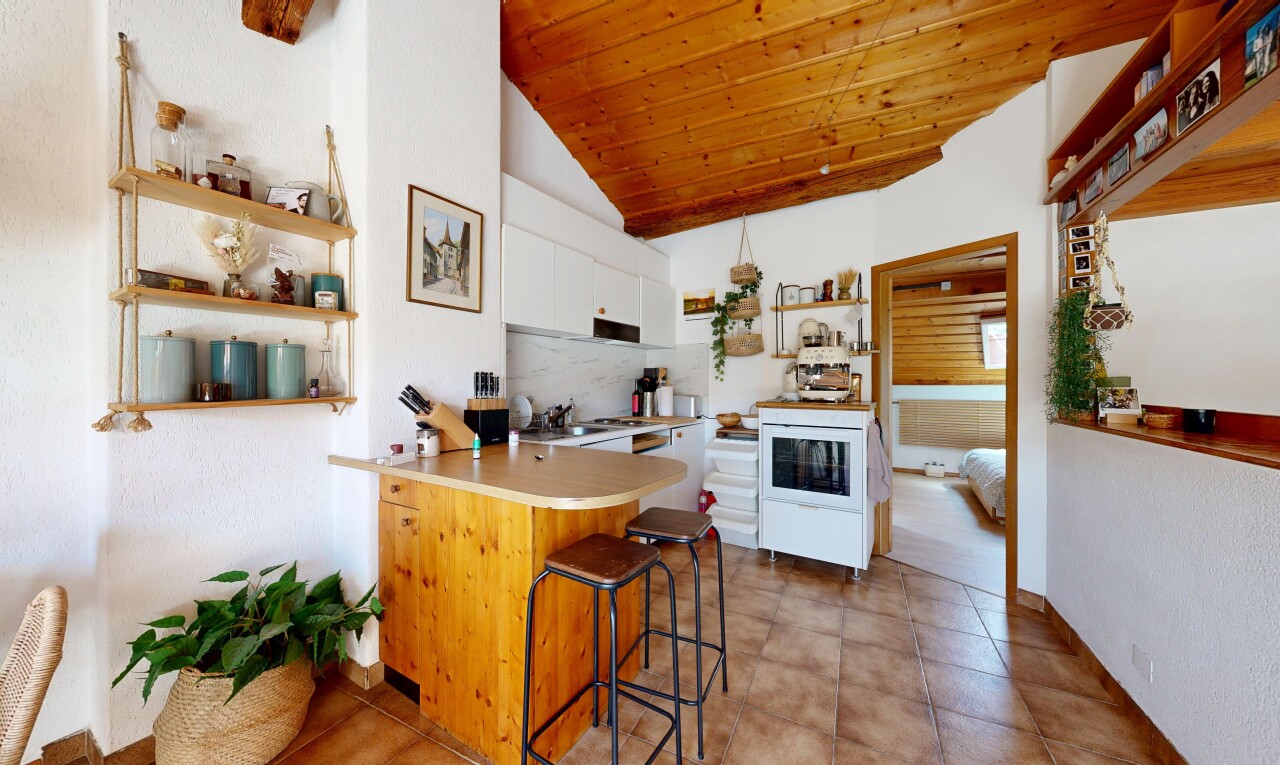 kitchen featuring a vaulted wood ceiling, light countertops, a breakfast bar area, open shelves, and a peninsula