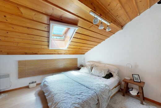chambre avec wood ceiling, plafond en bois, vaulted ceiling, plafond voûté, et puits de lumière