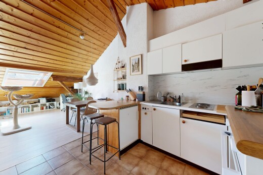 cuisine avec plafond en bois, wood ceiling, plafond voûté, vaulted ceiling, et kitchen peninsula