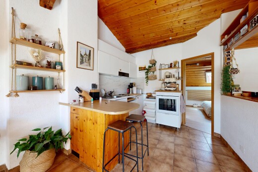 cuisine avec plafond en bois, wood ceiling, plafond voûté, vaulted ceiling, et light countertops