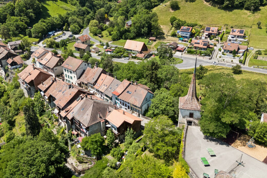 façade avec vue résidentielle, residential view, neighborhood view, vue sur les bois, et woods view