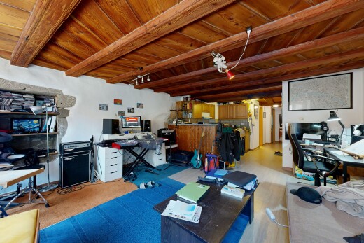 bureau avec wood ceiling, plafond en bois, beamed ceiling, plafond à poutres, et inside property