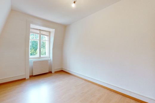 espace intérieur avec lumière naturelle, parquet, et radiateur