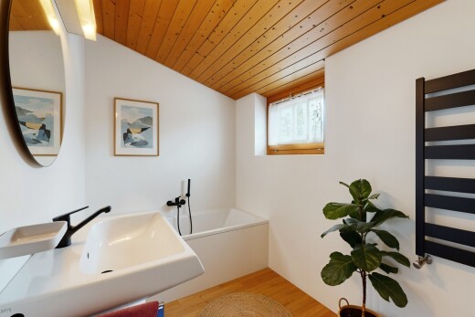 salle de bains avec plafond en bois, wood ceiling, radiateur, sol en finition bois, et wood finish floor