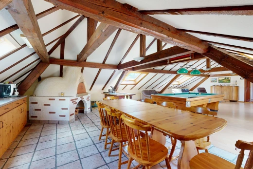 salle à manger avec plafond voûté, poutres apparentes, et carrelage