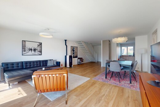 salon / salle à manger avec télévision, escaliers, sol en finition bois, wood finish floor, et inside property