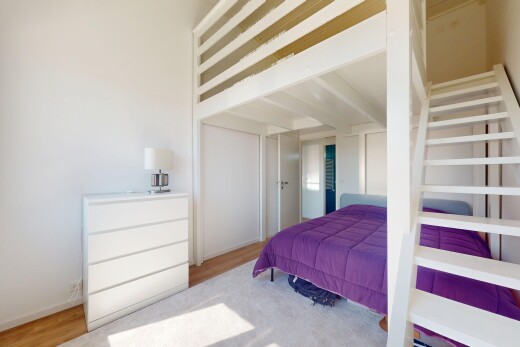 chambre avec cloison sèche, drywall, sol en finition bois, wood finish floor, et inside property