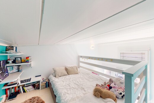 chambre avec cloison sèche, drywall, inside property, lumière naturelle, et natural light