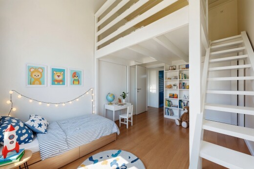 chambre avec sol en finition bois, wood finish floor, inside property, cloison sèche, et drywall