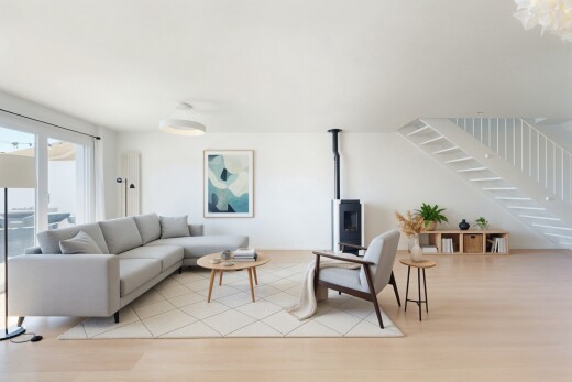 salon avec escaliers, sol en finition bois, wood finish floor, inside property, et lumière naturelle