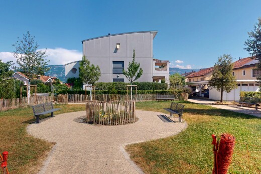 extérieur du bâtiment avec day time et clôture