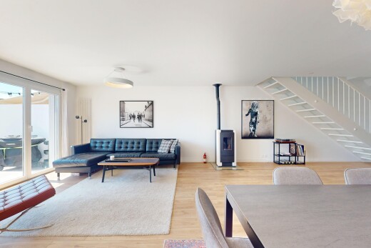 wohn- / esszimmer mit holzofen, holzfußboden, wood finish floor, inside property, und natürliches licht