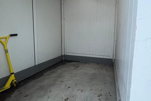 chambre avec unfinished concrete floor, sol en béton, concrete floor, et placard