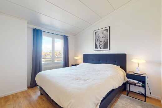 chambre avec inside property, lumière naturelle, natural light, sol en finition bois, et wood finish floor