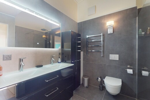 salle de bains avec mur en carrelage, tile wall, sol en carrelage, tile floor, et miroir