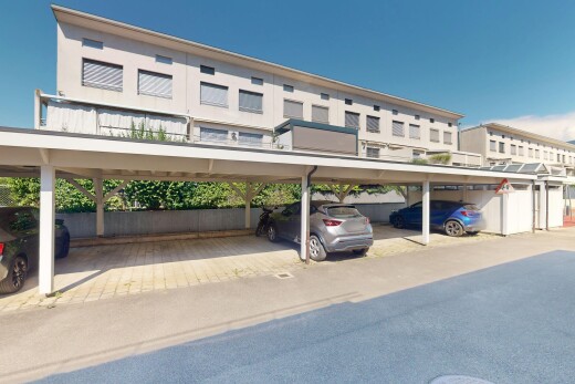 außenansicht mit parkplatz und day time