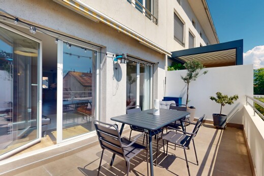 terrasse mit essbereich im freien und day time