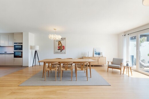 salle à manger avec sol en finition bois, wood finish floor, inside property, lumière naturelle, et natural light