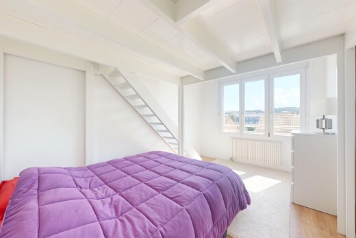 zimmer / schlafzimmer mit kühler, inside property, natural light, natürliches licht, und day time