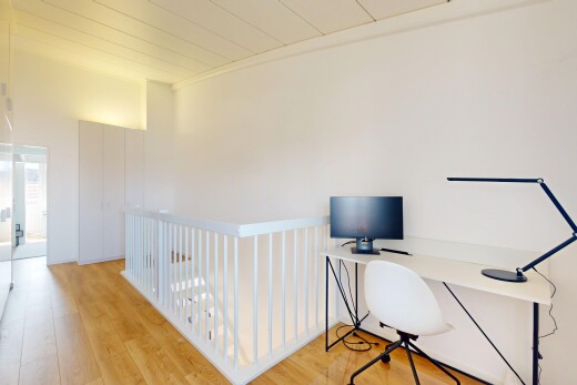 bureau avec télévision, sol en finition bois, wood finish floor, cloison sèche, et drywall