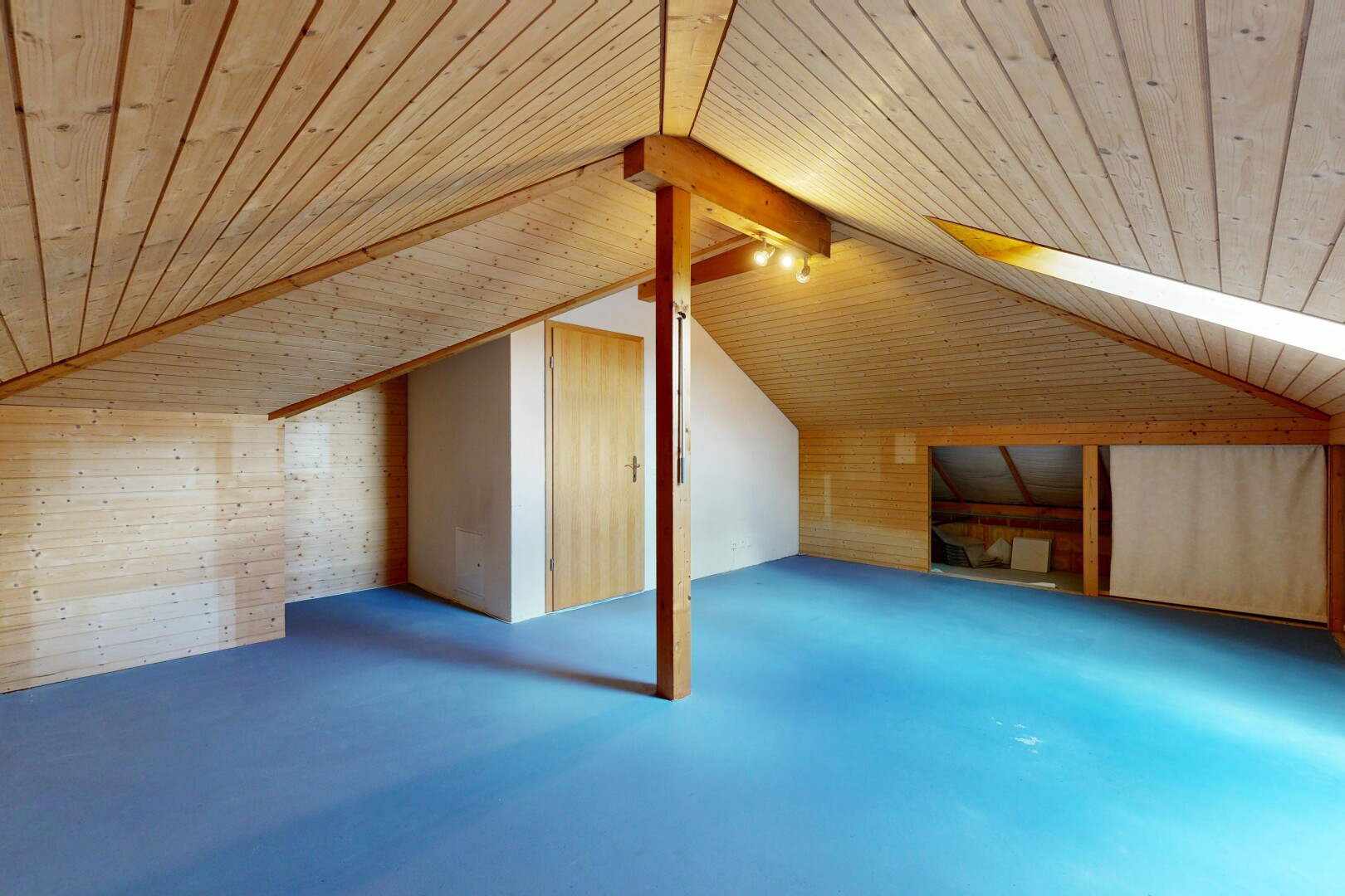 leerer raum mit zusätzliches zimmer, holzwand, wood wall, niedrige decke, und low ceiling