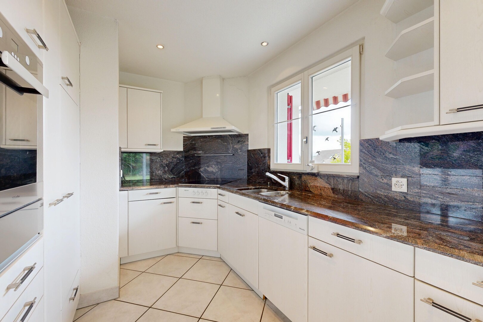 küche mit küchenrückwand beim herd, küchenrückwand beim Herd, dunstabzugshaube, dark countertops, und ofen