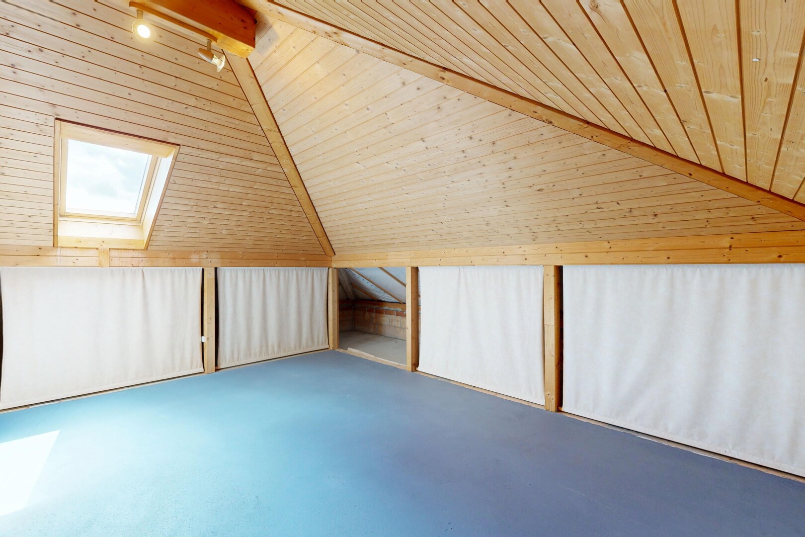 leerer raum mit zusätzliches zimmer, inside property, betonboden, concrete floor, und dachfenster