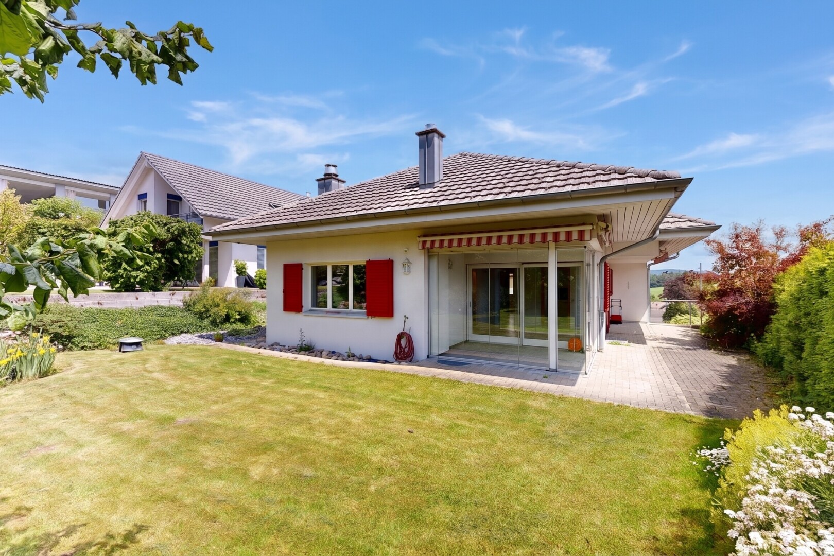 außenansicht mit rasen, from property, schornstein, day time, und terrasse