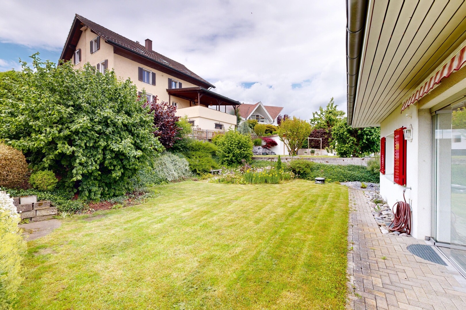 garten mit rasen, from property, und day time