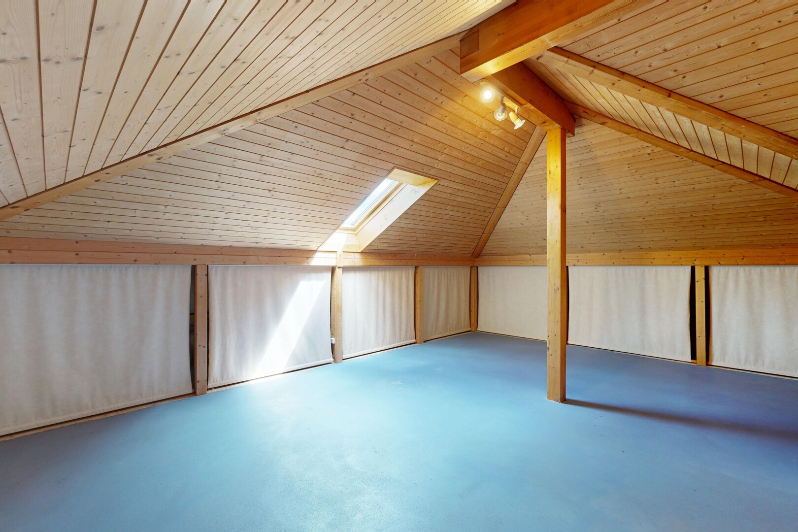 leerer raum mit zusätzliches zimmer, wood ceiling, holzdecke, concrete floor, und betonboden