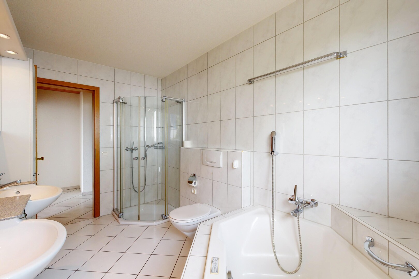 bad mit komplettes badezimmer, bad, dusche, fliesenwand, und tile wall