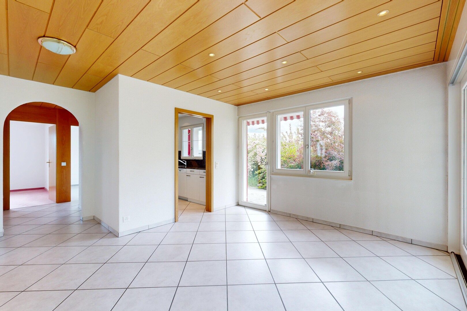 leerer raum mit gewölbte gehwege, holzdecke, wood ceiling, light floor, und natürliches licht