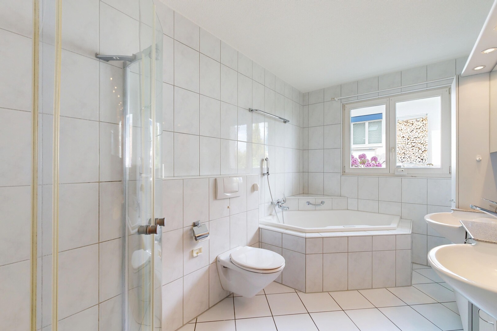 bad mit komplettes badezimmer, tile wall, fliesenwand, tile floor, und fliesenboden