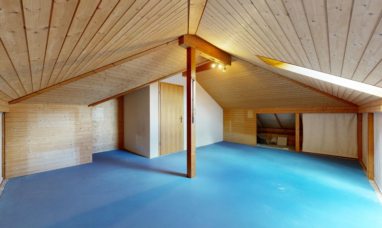 leerer raum mit zusätzliches zimmer, holzwand, wood wall, niedrige decke, und low ceiling