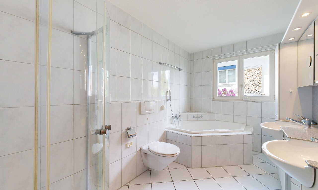 bad mit komplettes badezimmer, tile wall, fliesenwand, tile floor, und fliesenboden