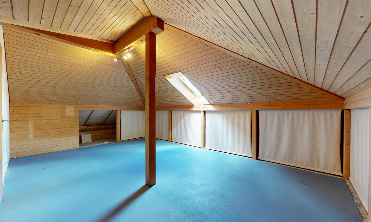 leerer raum mit zusätzliches zimmer, inside property, betonboden, concrete floor, und niedrige decke