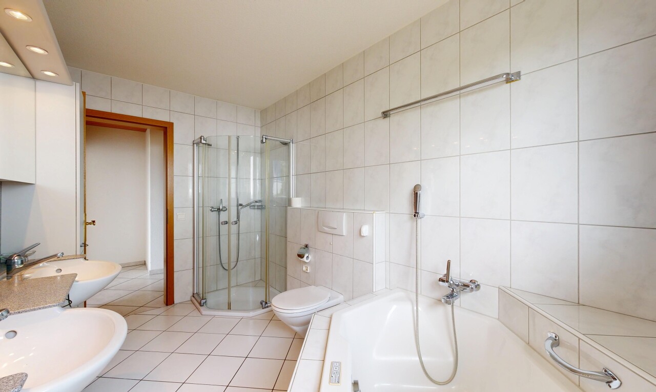 bad mit komplettes badezimmer, bad, dusche, fliesenwand, und tile wall