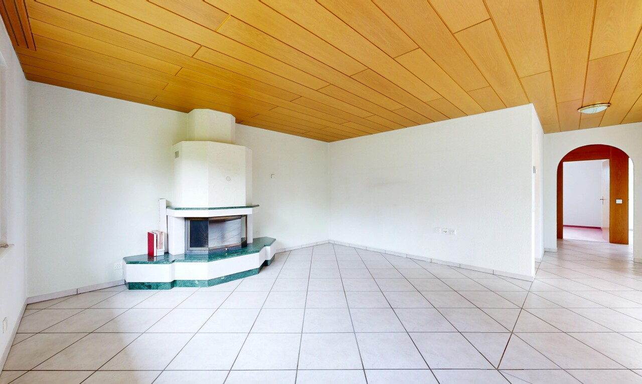 leerer raum mit gewölbte gehwege, kamin, inside property, wood ceiling, und holzdecke
