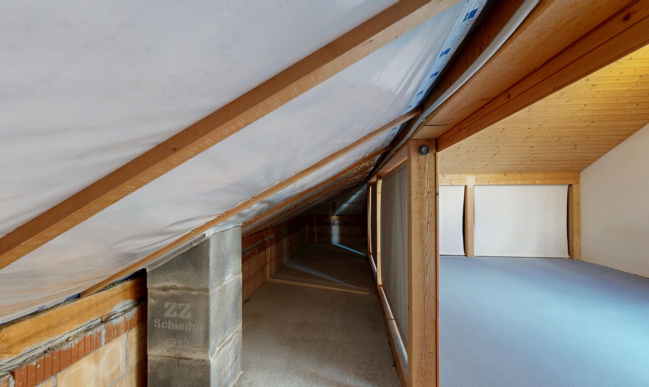 treppe mit niedrige decke, low ceiling, und inside property