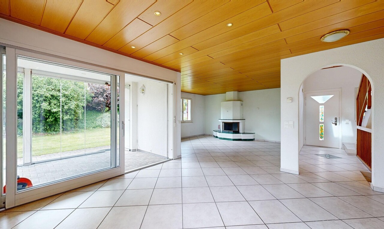 wohnzimmer mit wood ceiling, holzdecke, light floor, inside property, und natural light