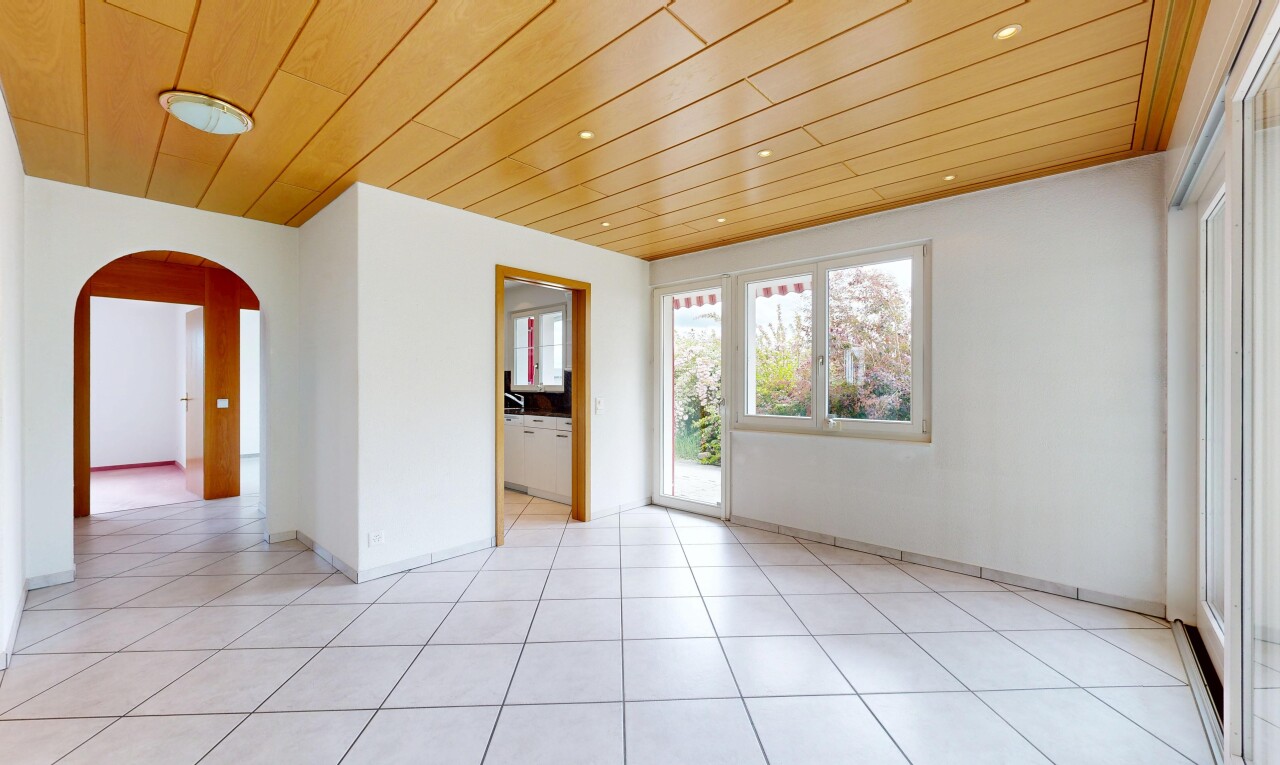 leerer raum mit gewölbte gehwege, holzdecke, wood ceiling, light floor, und natürliches licht