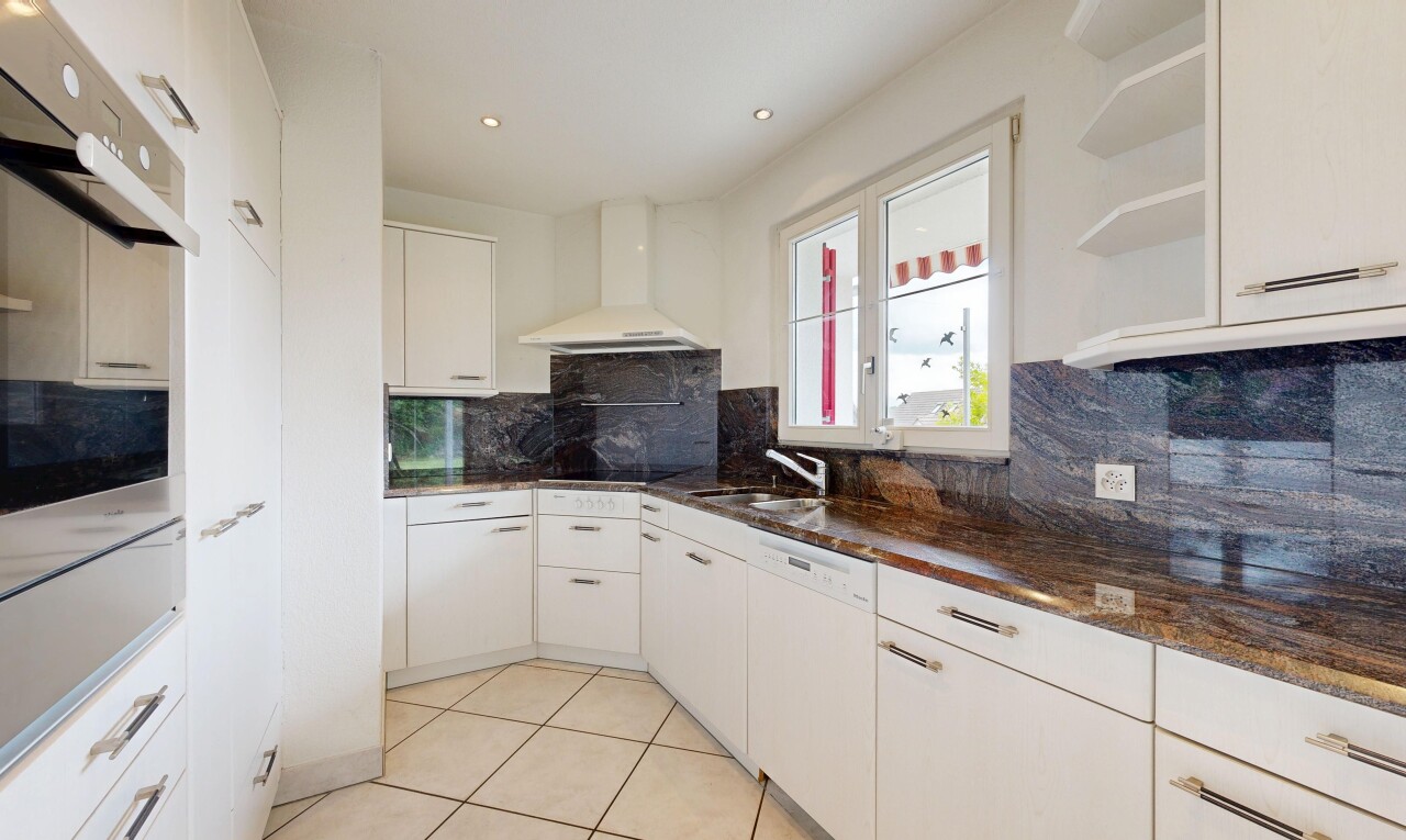 küche mit küchenrückwand beim herd, küchenrückwand beim Herd, dunstabzugshaube, dark countertops, und ofen