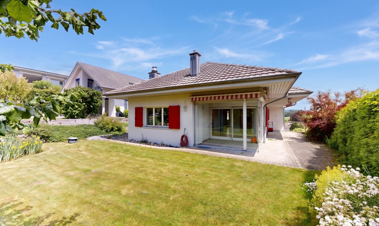 außenansicht mit rasen, from property, schornstein, day time, und terrasse