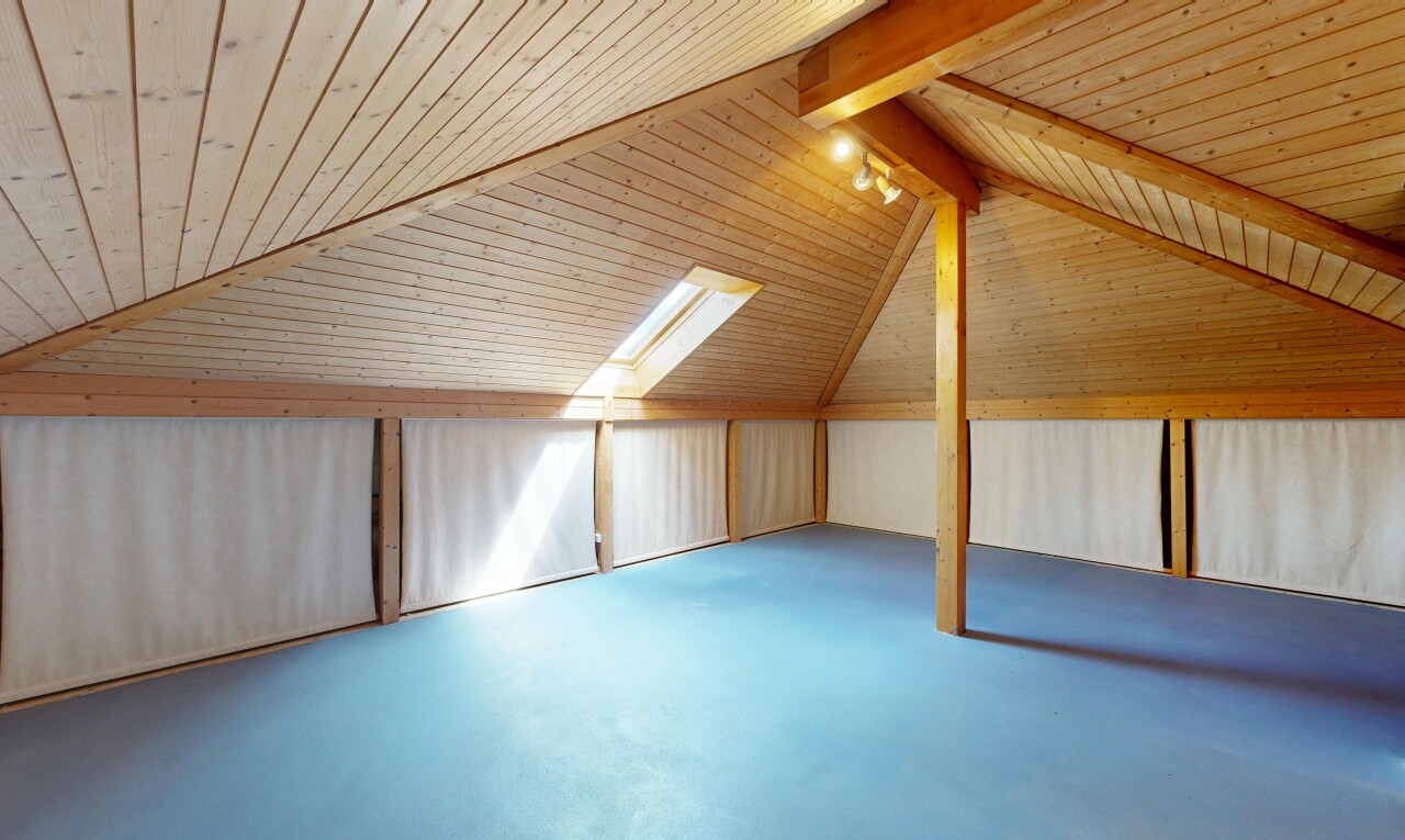 leerer raum mit zusätzliches zimmer, wood ceiling, holzdecke, concrete floor, und betonboden
