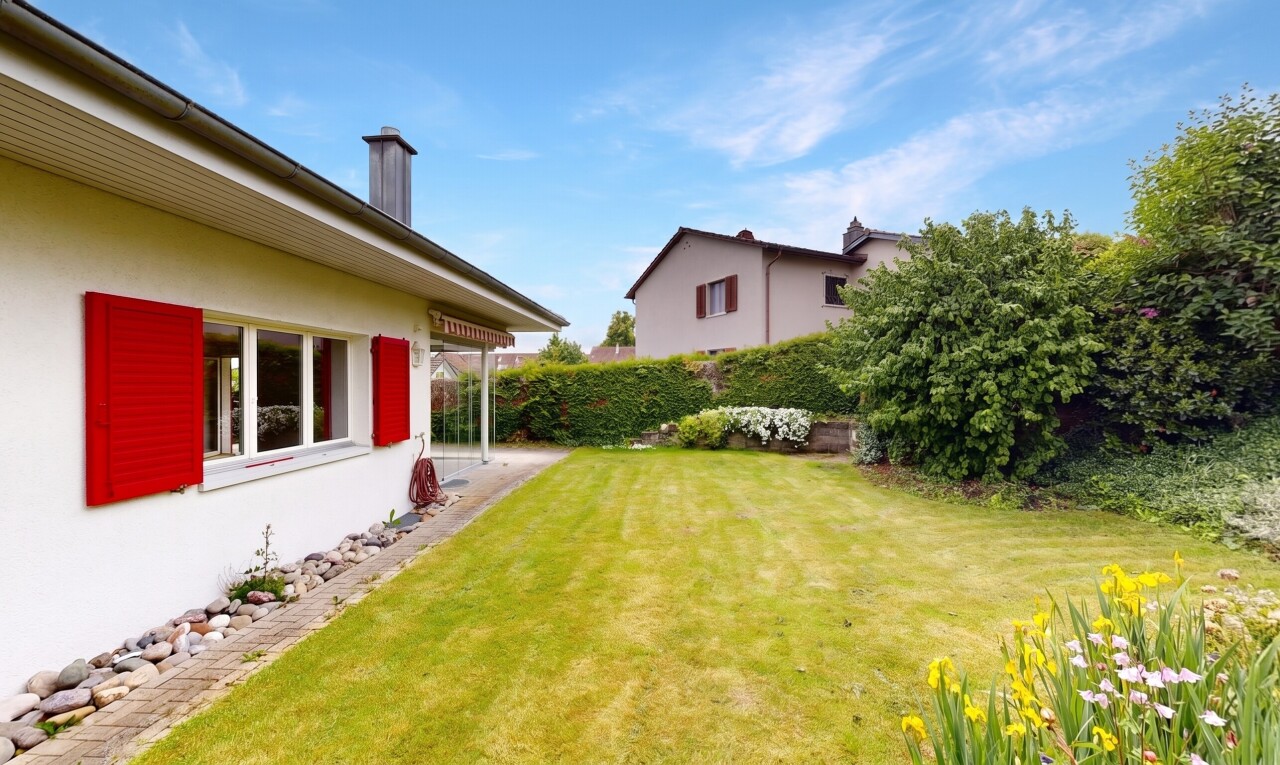 garten mit rasen, from property, day time, und zaun
