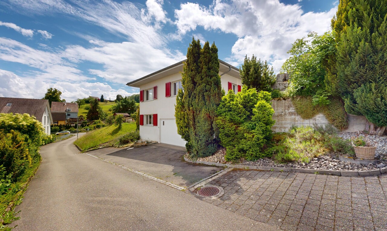 außenansicht mit eingebaute garage, day time, auffahrt, und property visible
