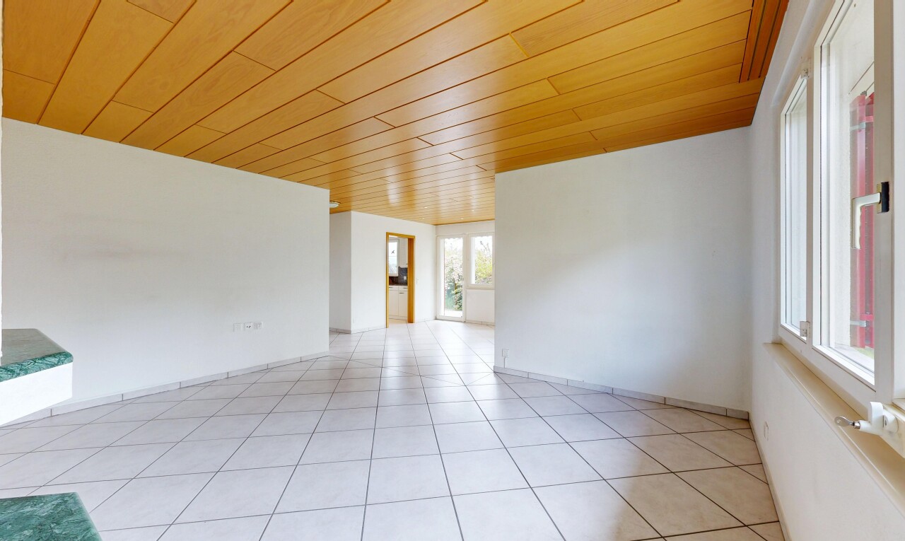 leerer raum mit wood ceiling, holzdecke, light floor, inside property, und drywall